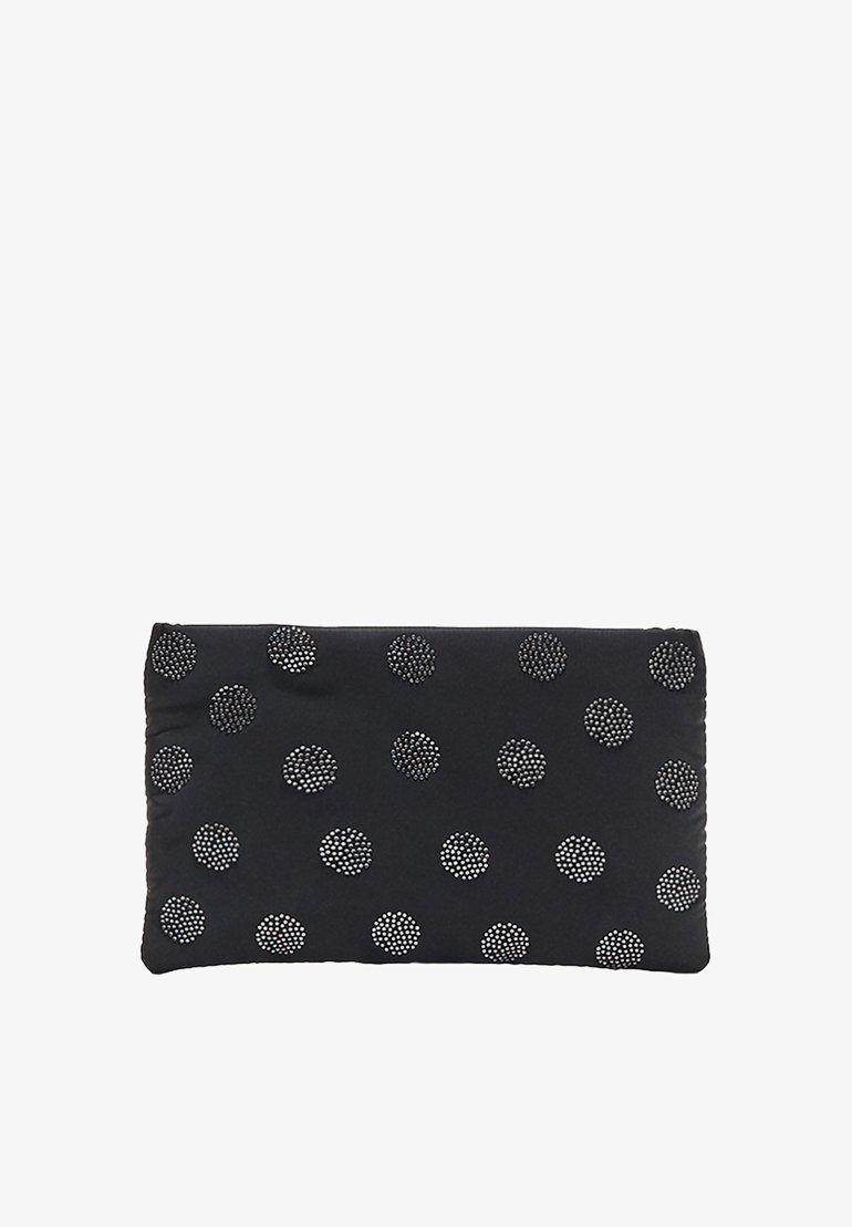 Čierna klučková taška s textúrovanou látkou, ktorá má vyvýšené bodky zibránkových nitov. Obdĺžnikový tvar s zaoblenými hranami.