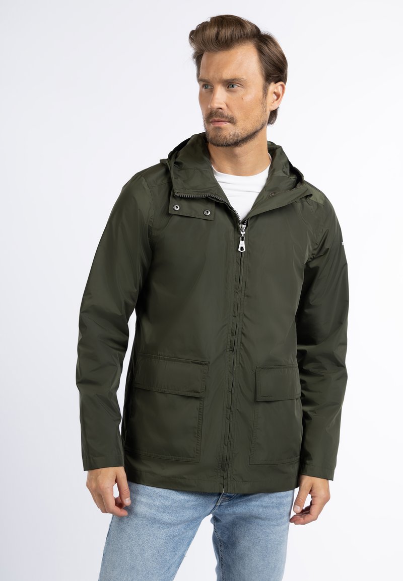 Giacca leggera verde oliva con cappuccio, chiusura frontale con zip, due tasche anteriori e una texture liscia e lucida.