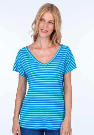 Gestreiftes T-Shirt in Blau und Grün mit V-Ausschnitt, kurzen, schwingenden Ärmeln und strukturiertem Stoff, kombiniert mit Jeans.