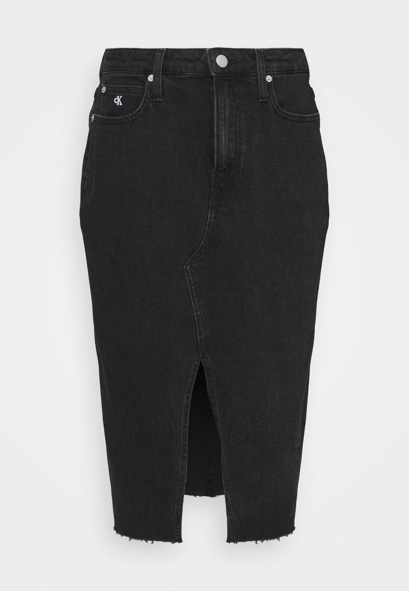 Černá džínsová tužková sukně s předním rozparkem, vysokým pasem, třepeným lemem a logem na kapse.