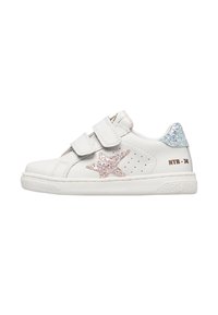 Scarpe da ginnastica bianche per bambini con una stella di glitter rosa sul lato, linguetta del tallone di glitter blu, due strap in Velcro e testo "NTR-74" in marrone.