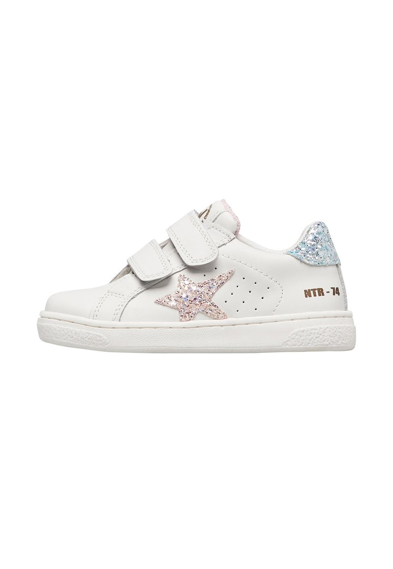 Scarpe da ginnastica bianche per bambini con una stella di glitter rosa sul lato, linguetta del tallone di glitter blu, due strap in Velcro e testo "NTR-74" in marrone.