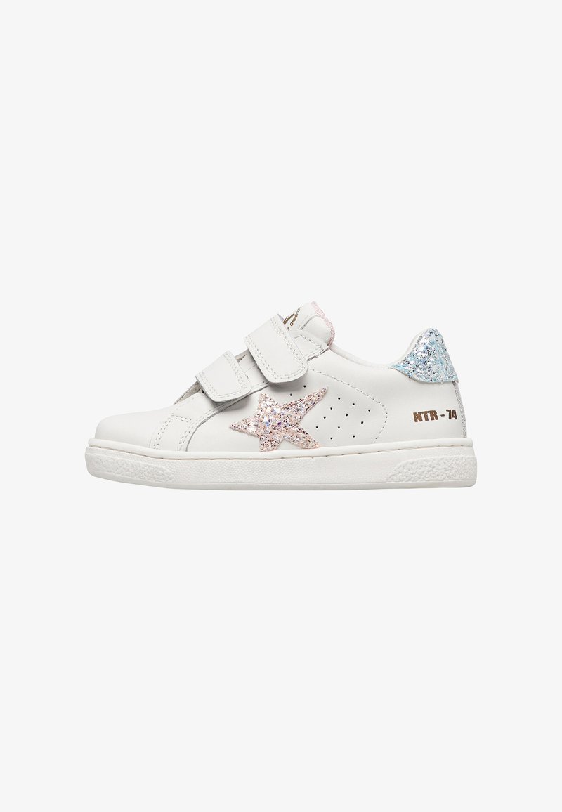 Scarpe da ginnastica bianche per bambini con una stella di glitter rosa sul lato, linguetta del tallone di glitter blu, due strap in Velcro e testo "NTR-74" in marrone.