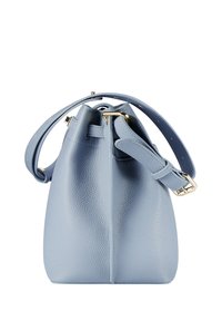 Ljusblå skinnhinkväska med texturerad yta, avtagbar rem och guldfärgade detaljer. Stängd överdel med veck för form.