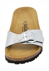 Zilveren faux slangenleren slipper met een brede band en rechthoekige gesp. Kurken middenzool en gestructureerde zwarte rubberen zool. Maat 37.