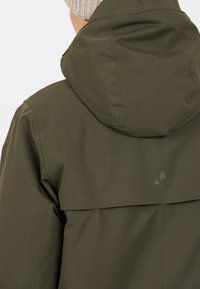 Tumma vihreä takki, jossa on teksturoitu pinta, huppu ja vuoristologoselkä. Yksinkertainen muotoilu ilman näkyviä sulkuja.