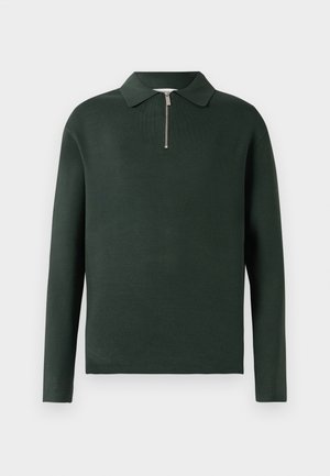 Dunkelgrünes Langarm-Polohemd mit Kragen und einem halben Reißverschluss auf der Vorderseite. Hergestellt aus einem weichen Material mit glatter Textur.