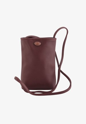 Bolsa de bandolera de cuero marrón con una textura de grano, que presenta un acento de logo circular y una correa larga y ajustable.