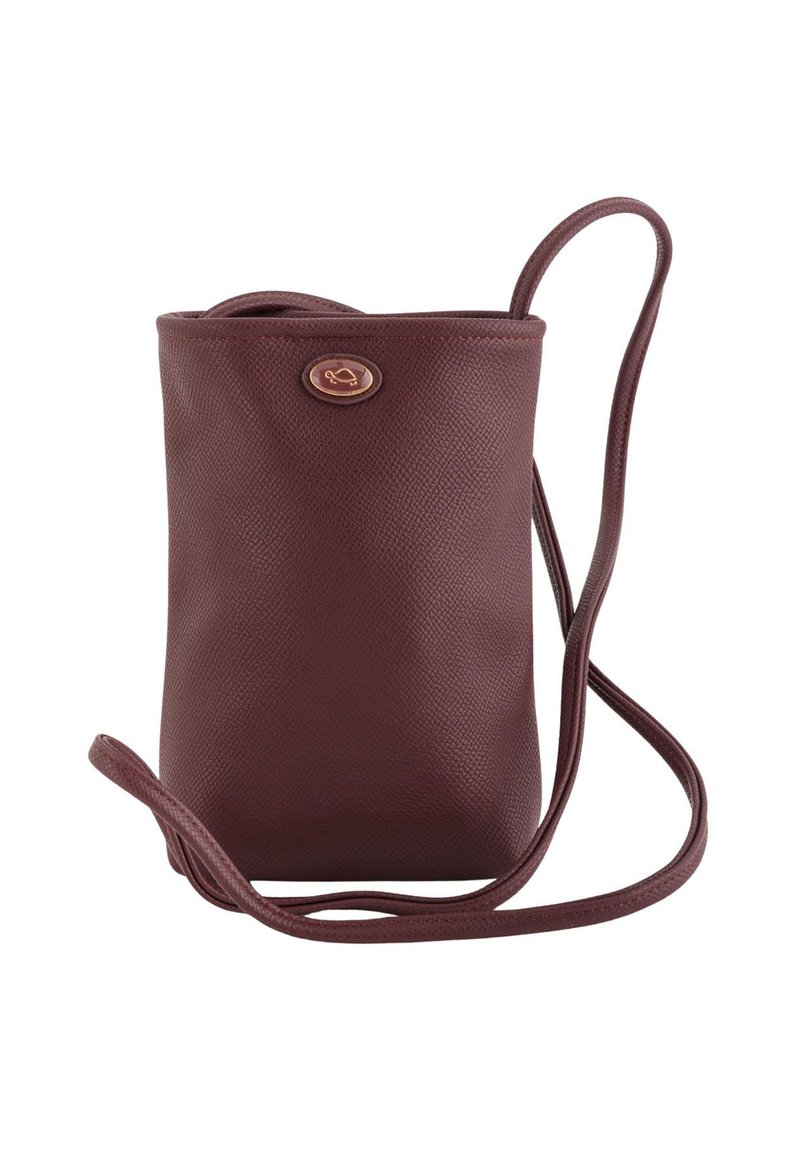 Bordó kožená crossbody taška s jemně strukturou, s kulatým logem a dlouhým nastavitelným popruhem.