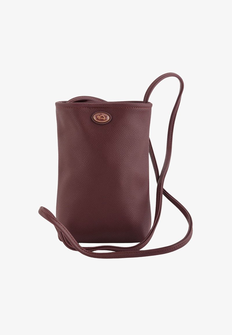 Bordeauxleren crossbodytas met een geribbeld textuur, voorzien van een ronde logo-accent en een lange, verstelbare schouderband.