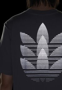 adidas Originals GFX  - Majica kratkih rukava s printom - grey four