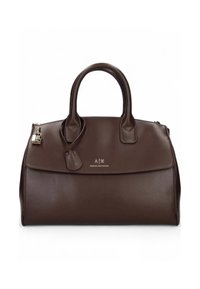 Borsa a tracolla in pelle marrone con doppi manici, chiusura a pattina e un piccolo lucchetto come dettaglio. Presenta un logo argentato sul fronte. Texture liscia.