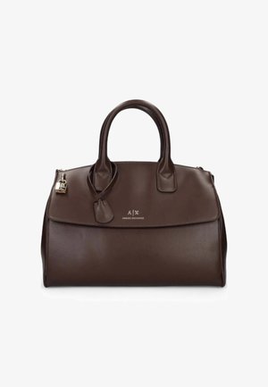 Borsa a tracolla in pelle marrone con doppi manici, chiusura a pattina e un piccolo lucchetto come dettaglio. Presenta un logo argentato sul fronte. Texture liscia.
