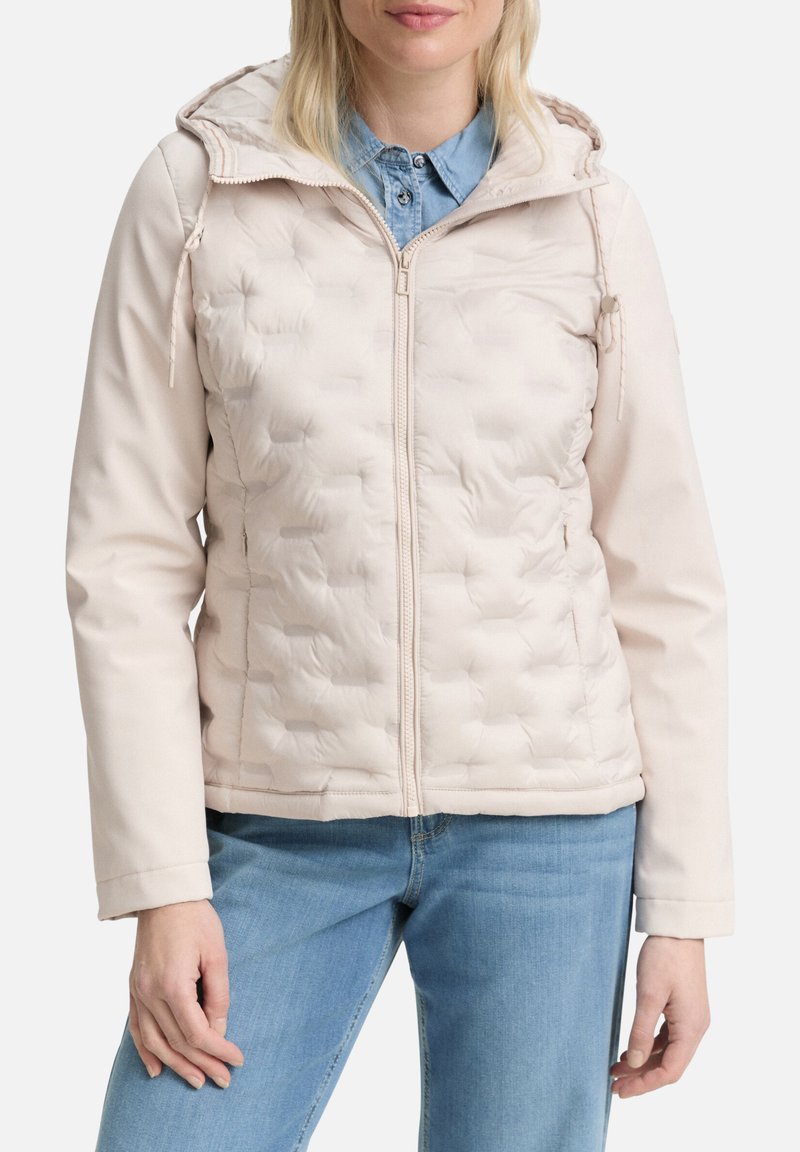 Veste matelassée rose clair avec une surface extérieure douce, fermeture éclair à l'avant, capuche ajustable et poignets côtelés. Texture matelassée avec une coupe épurée.