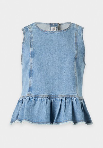 Αμάνικη ανοιχτό μπλε τοπ από denim με στρογγυλή λαιμόκοψη και ρεγκλάν βολάν στο τελείωμα, κλείσιμο με κουμπί στο πίσω μέρος του λαιμού.