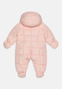 Lichtroze gewatteerde babysneeuwpak met capuchon, voorzien van een geborduurd ontwerp, elastische manchetten en voetjes voor warmte en bedekking.