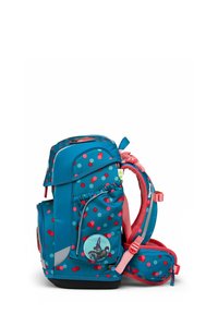 Zaino blu e rosa con pois rossi e azzurri, tasca laterale, spallacci imbottiti e una patch decorativa di una ginnasta su un cavallo.