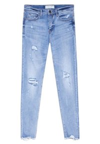 Jeans de denim azul claro con detalles desgastados, que presentan desgarros y un dobladillo ligeramente deshilachado, diseño clásico de cinco bolsillos.