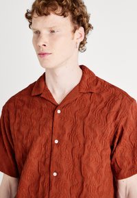 Jack & Jones JORJEFF - Majica - maple syrup