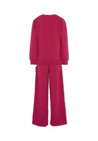 Completo loungewear magenta composto da maglia a maniche lunghe e pantaloni a gamba larga. Realizzato in tessuto morbido con polsini a coste e scollo tondo.