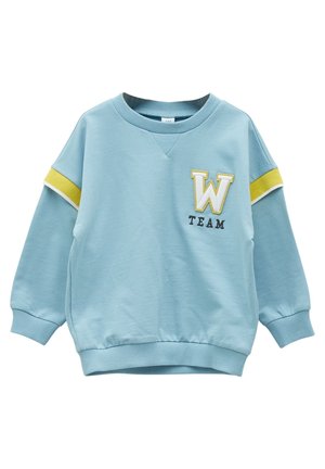 Jasnoniebieska bluza wykonana z miękkiego materiału, z dekoltem w szpic, elastycznymi mankietami oraz żółto-białym paskowanym akcentem z haftowanymi literami "W TEAM".