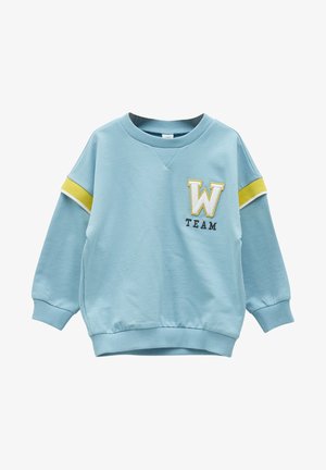 Sudadera azul claro hecha de tela suave, con escote en V, puños elásticos y un detalle de rayas amarillas y blancas con las letras bordadas "W TEAM".