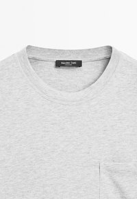 Grijze katoenen t-shirt met een geribde ronde hals, voorzien van een borstzak en een label met de tekst "Massimo Dutti", gemaakt in China.