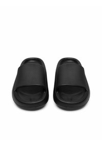 Infradito neri realizzati in materiale sintetico texturizzato, con una fascia larga e un design open-toe con suola curva.