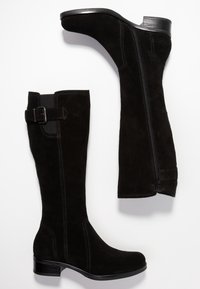 Bottes noires en daim montant jusqu'au genou avec fermeture éclair latérale, accent de boucle et talon bas et épais. Texture lisse avec détails de couture discrets.