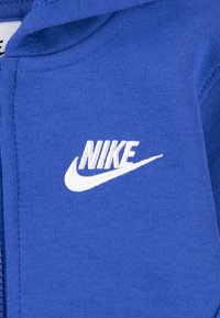 Nike Sportswear CLUB UNISEX SET - Lukuga pusa - game royal