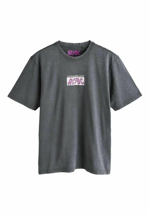 Sort T-shirt med korte ærmer, med et lille hvidt og pink AC/DC-logo på brystet og pink AC/DC-tekst inde i kraven.