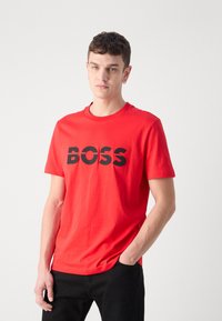 BOSS TEE - Apdrukāts T-krekls - open red