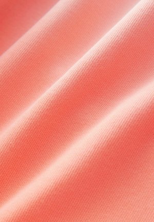 Koraalstof met een gladde textuur, voorzien van subtiele diagonale ribbels. Zacht, lichtgewicht, met een lichte glans. Ideaal voor kleding of accessoires.