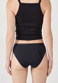 Czarny bikini o smukłym designie. Wykonane z gładkiego materiału, z błyszczącym pasem w talii i klasycznym, wysokim kroju.