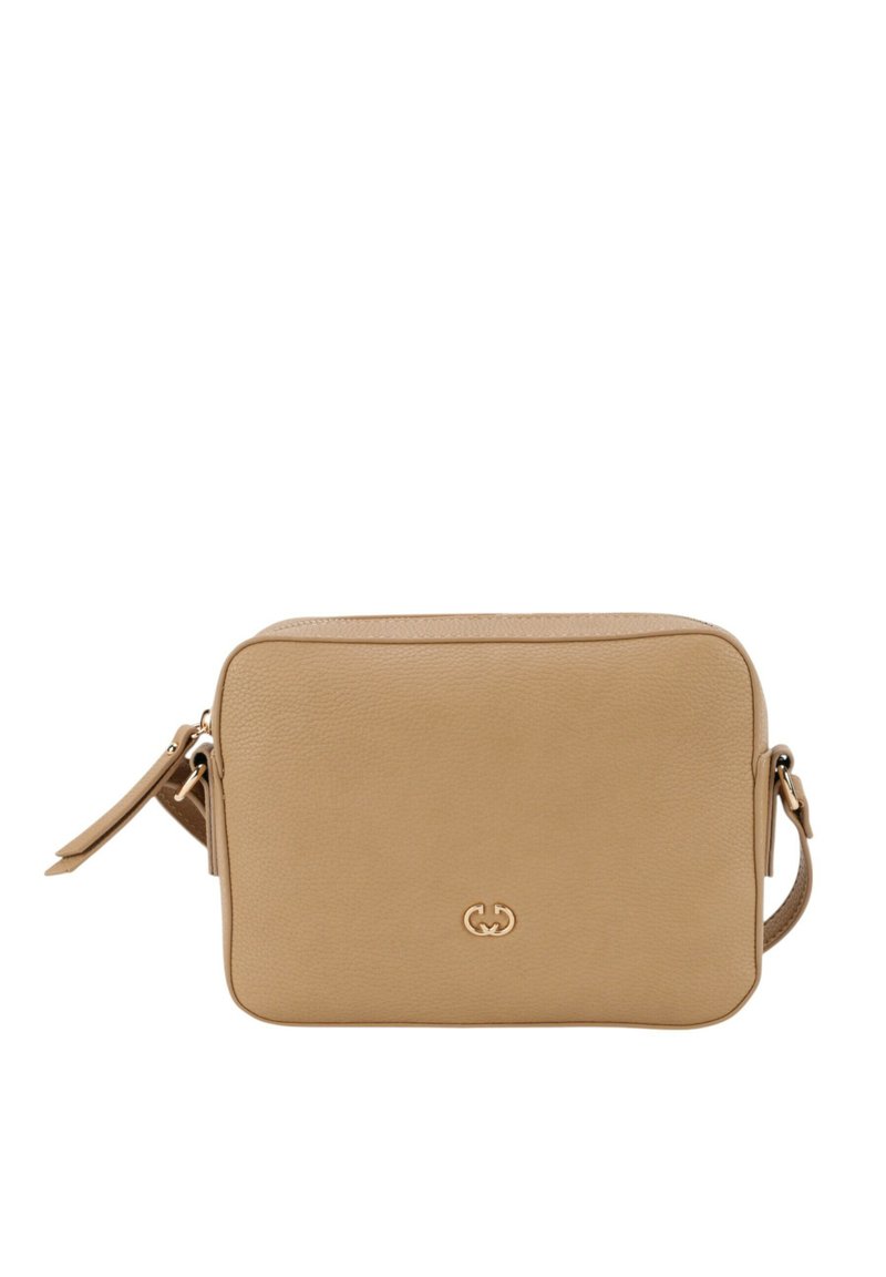 Beige læder crossbody taske med rektangulær form, der har lynlåslukning, sidehank og prægede logo på fronten.