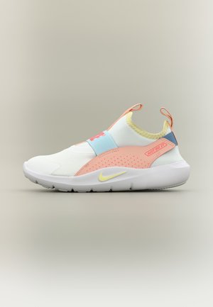 Baskets à enfiler blanches et rose pastel avec une sangle bleu clair, une doublure intérieure jaune, un swoosh Nike jaune, et le texte « Just Do It » sur le panneau latéral.