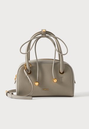 Petit sac à main en cuir gris avec double poignée, accents dorés, détail coulissant et logo « Furla » à l’avant.