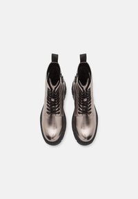 Tamaris Gležnjarji s platformo - pewter