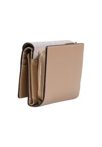 Portafoglio beige e marrone chiaro pieghevole con bordi cuciti e compartimento con cerniera su sfondo bianco.