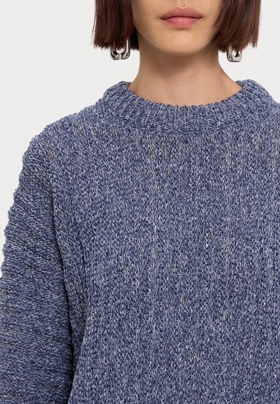 Suéter azul de punto con un patrón texturizado, que presenta un amplio escote acanalado y mangas ajustadas. Tejido suave con un corte holgado.