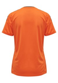 Korte ærmer, crew-neck sports trøje i en livlig orange stof. Har sorte skulder accenter og en glat, åndbar tekstur.