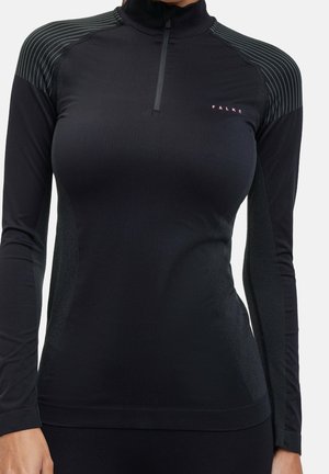 Schwarzes, eng anliegendes langärmeliges Sportoberteil mit Viertelreißverschluss und gestreiften Schulterpaneelen, mit kleinem pinkfarbenem „FALKE“-Logo auf der Brust.