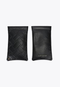 Pochette in pelle nera con motivo trapuntato su un lato e finitura liscia sull'altro. Presenta un logo dorato e un accento decorativo in metallo.