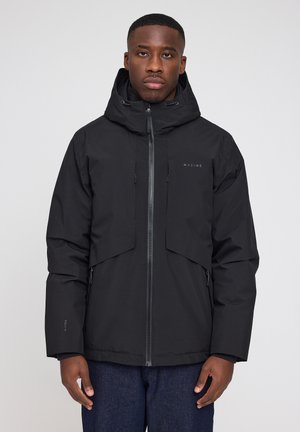 Schwarze isolierte Jacke mit Reißverschluss, großem Kapuze und Fronttaschen. Verfügt über eine glatte Textur und dezente Logodetails.