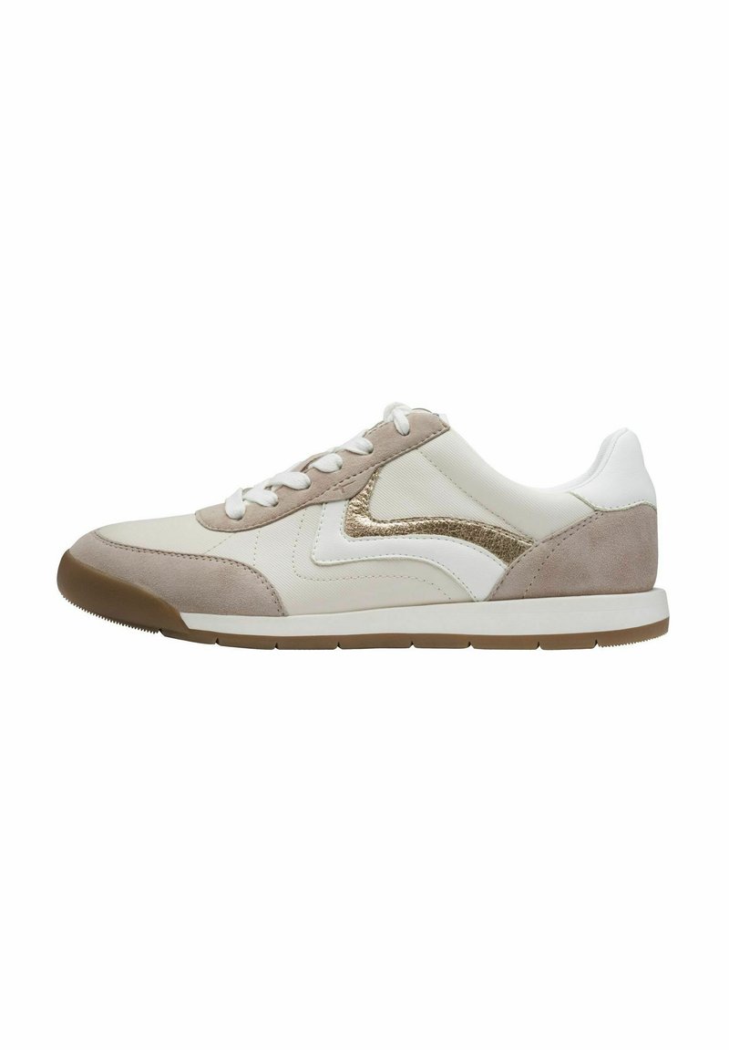 Sneaker con parte superiore in suede beige e sintetico bianco, dotate di un accento metallico oro e lacci bianchi su una suola in gomma marrone.