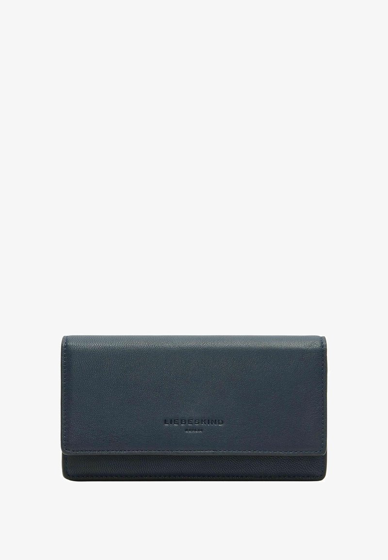 Granatowy skórzany portfel o fakturowanej powierzchni, z zatrzaskiem i tłoczonym logo marki na przodzie. Prostokątny kształt, kompaktowy design.