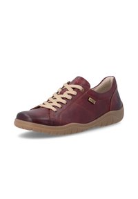 Sneaker en cuir bordeaux avec des lacets beiges, une semelle couleur sable et une petite étiquette dorée sur le côté, sur fond blanc.