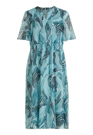 Een jurk van gemiddelde lengte in een luchtige, lichte stof met een teal, blauwe en donkergroene bladerenpatroon, met korte mouwen en een tailleband.