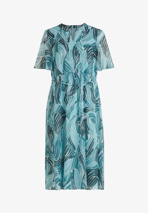 Ein mittellanges Kleid aus einem fließenden, leichten Stoff mit einem Muster aus tealblauen, blauen und dunkelgrünen Blättern, mit kurzen Ärmeln und einem Taillengürtel.