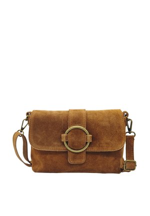Sac bandoulière en daim marron avec fermeture à rabat, accent en métal circulaire, sangle ajustable et texture douce. Design compact avec un minimum de détails.